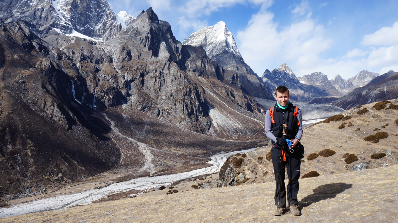 Hiking to the 5k Everest camp