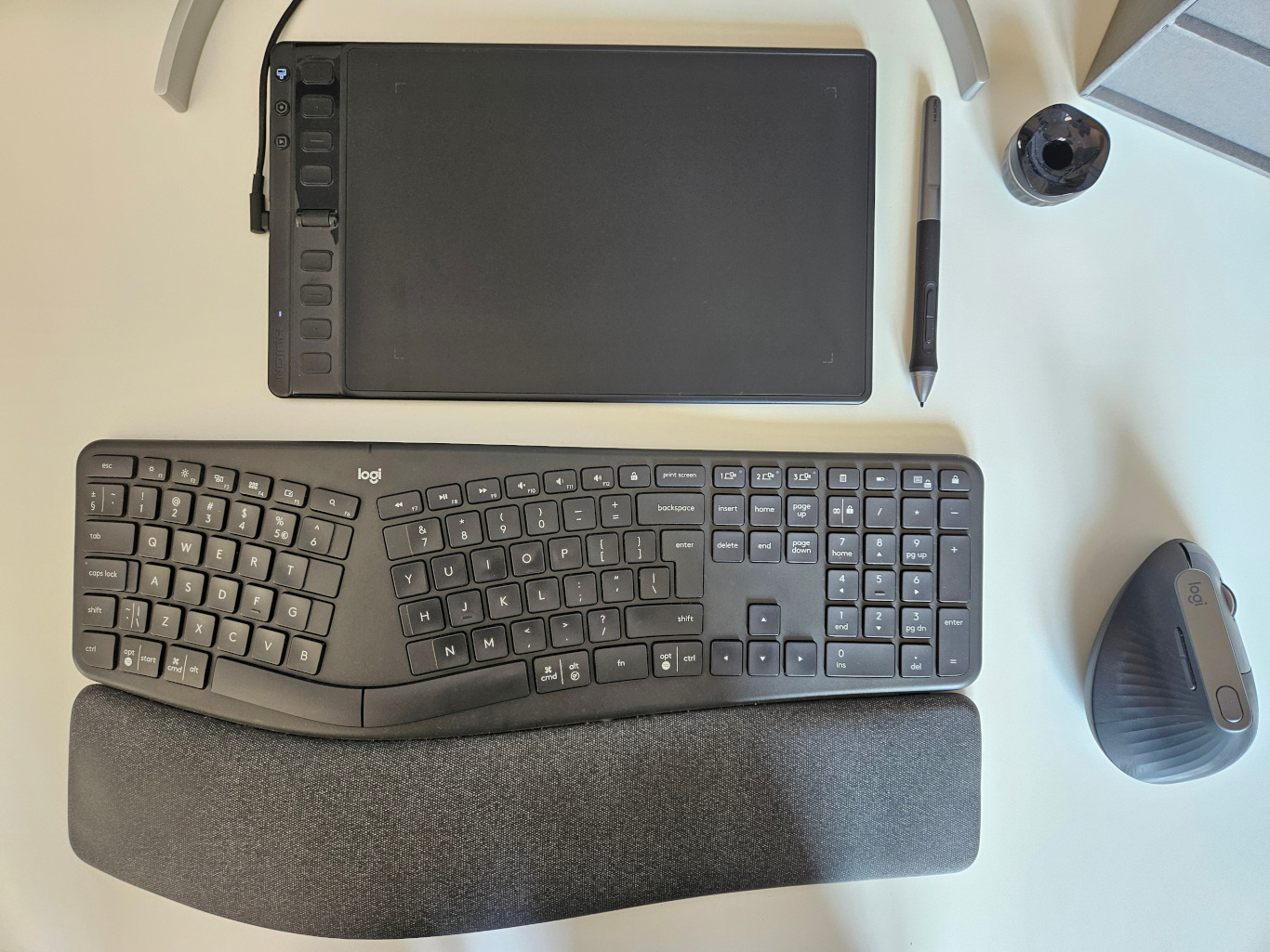 A photo of keyboard, mouse and a pen tablet